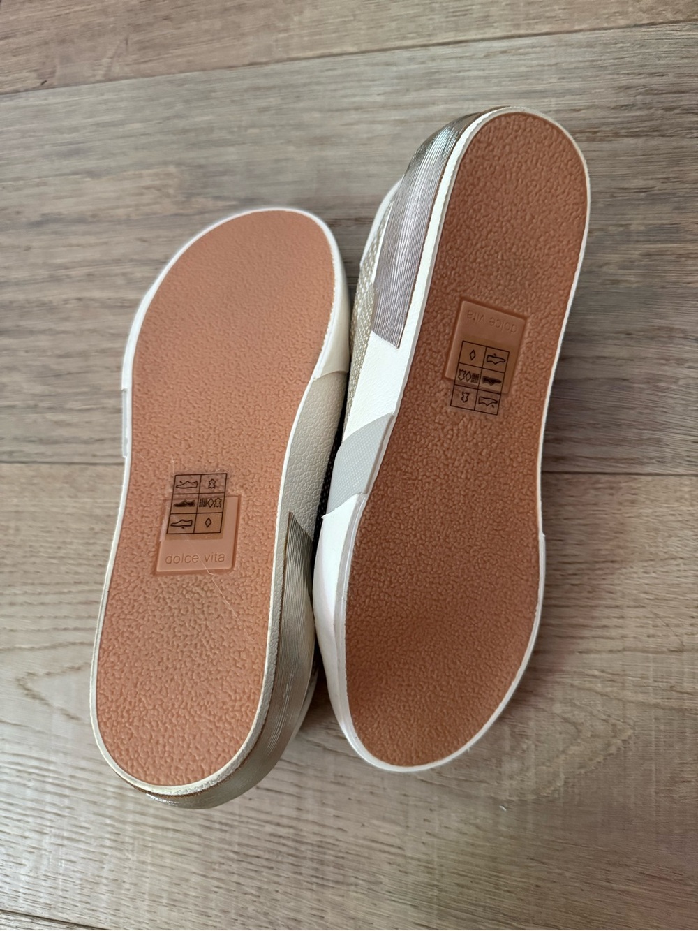 Dolce Vita Zina Sneaker - Champagne Embossed Leather - NEVER WORN - Picture 4 of 4